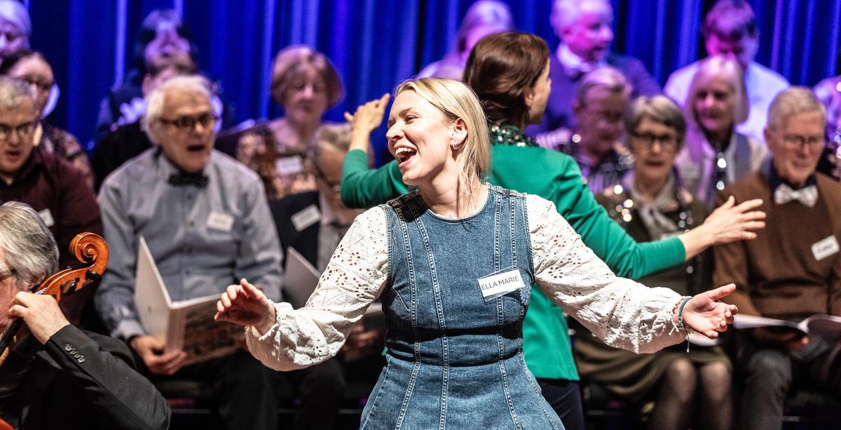 musikalske ledere og korister på konsert