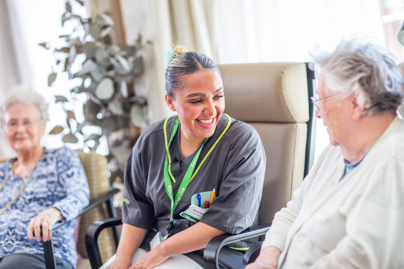 Eldre synger og danser sammen i dagligstua