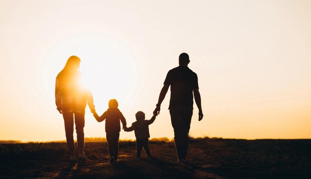 Familie i solnedgang