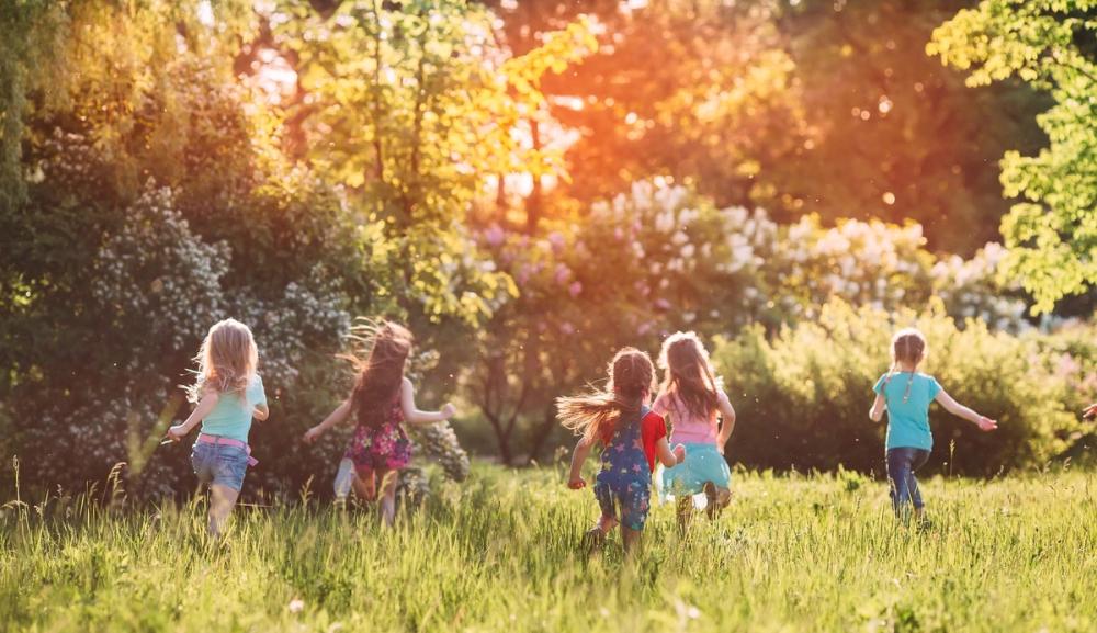 Barn leiker i kveldssola