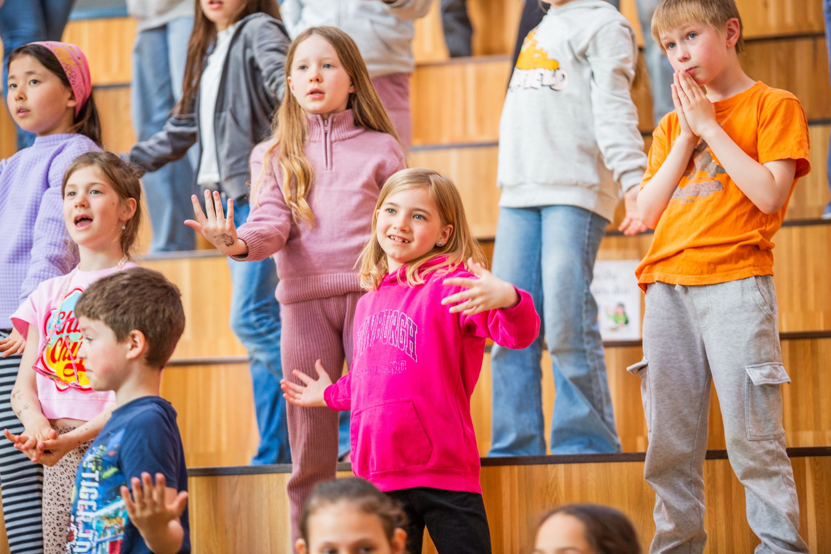 Elever synger og danser sammen 