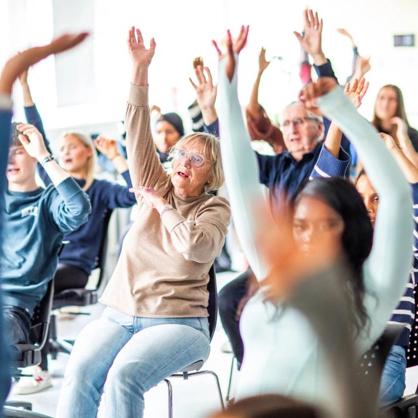Det finnes mange varianter av kor for eldre. Bilde fra Fyllingsdalen vgs, der eldre og elever møtes for å synge og bevege seg sammen.