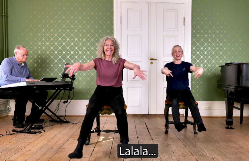 Sangstund-eldre-sangtrim-sittende