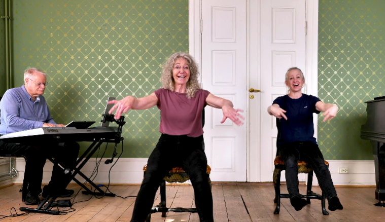 Sangstund-eldre-sangtrim-sittende