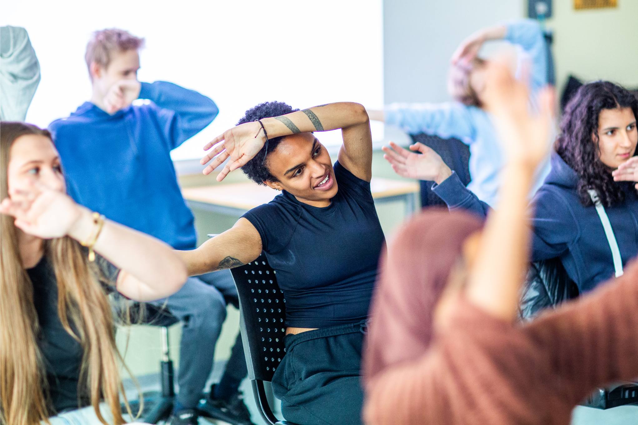Sangstund for Helse- og omsorgsarbeiderfag, elever og eldre synger og trimmer sammen