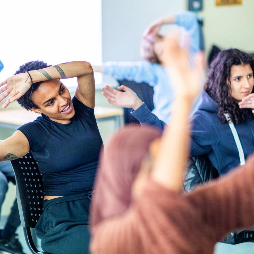 Sangstund for Helse- og omsorgsarbeiderfag, elever og eldre synger og trimmer sammen
