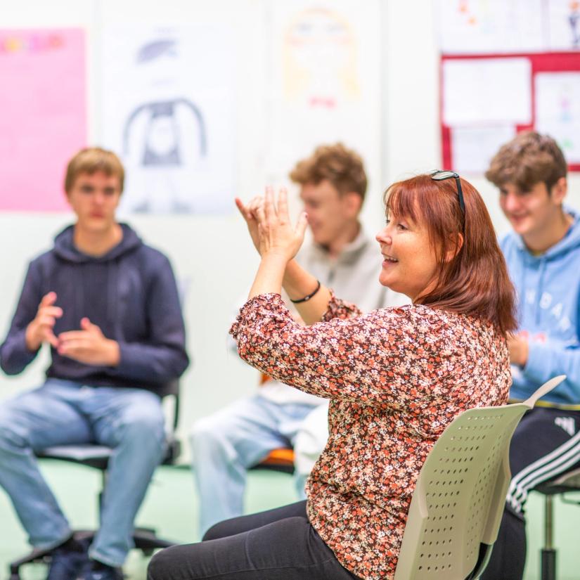 Synger i klassserommet