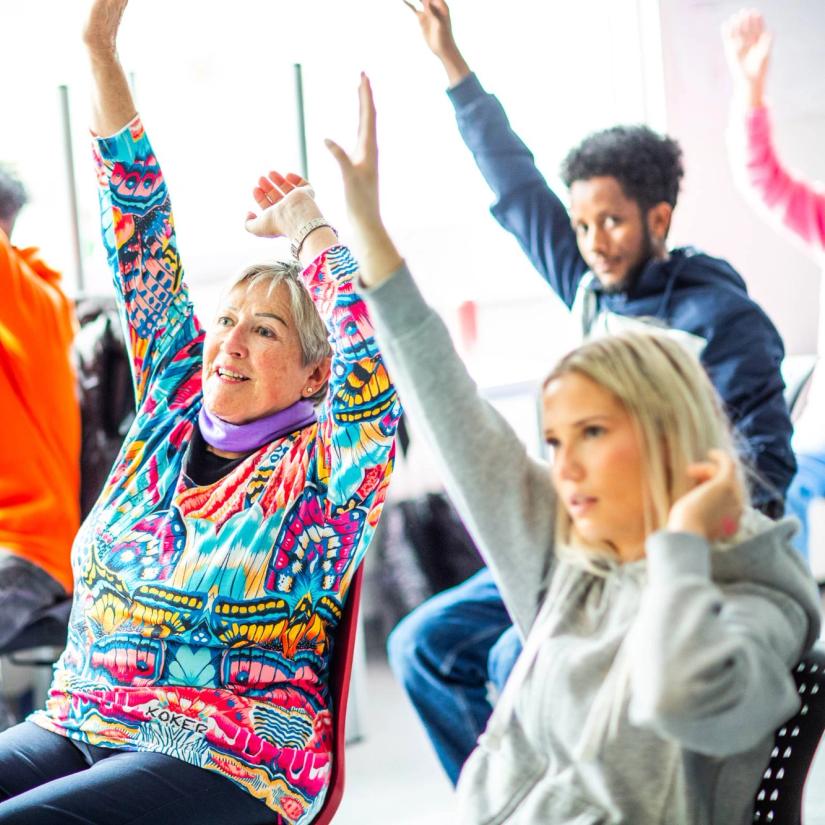 Sangstund for Helse- og omsorgsarbeiderfag, elever og eldre synger og trimmer sammen