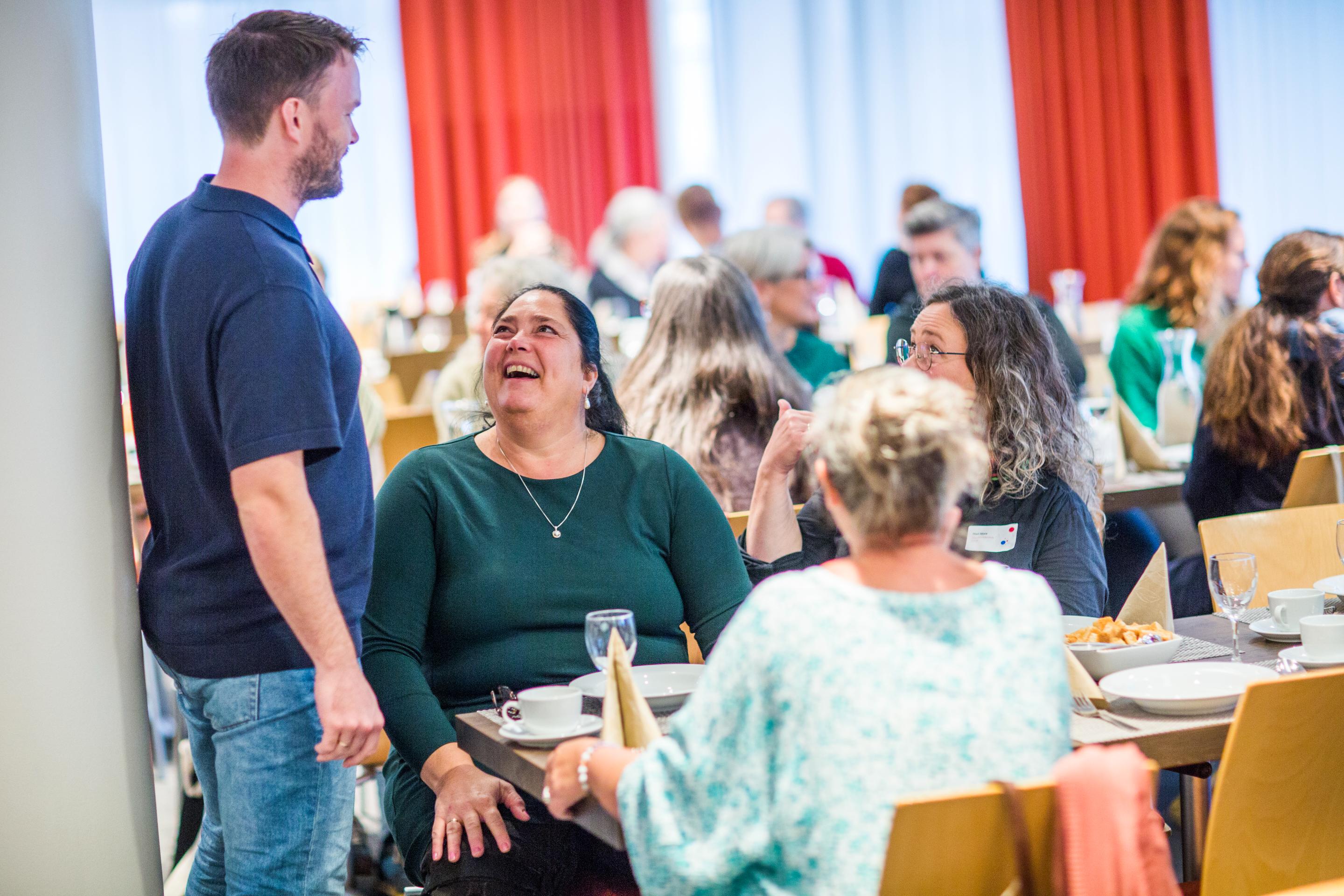 Måt andre som jobber med demenskor, og del erfaringer. Illustrasjonsfoto fra Nordisk sangsymposium i 2023, Krafttak for sang