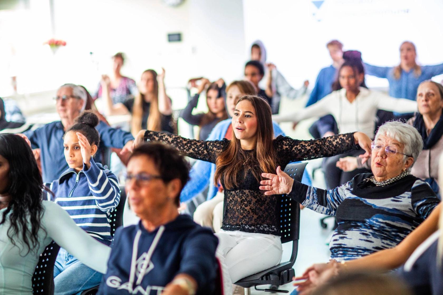 helsefagarbeider synger og danser