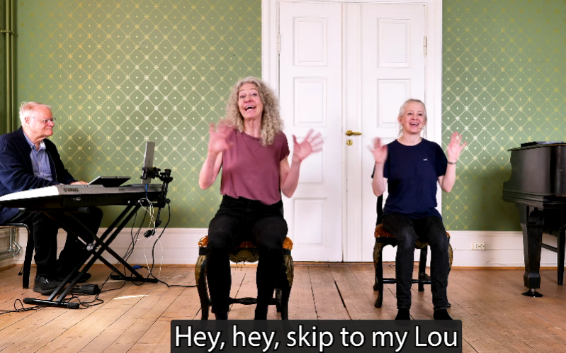 Sangstund-eldre-sangtrim-sittende