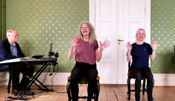 Sangstund-eldre-sangtrim-sittende