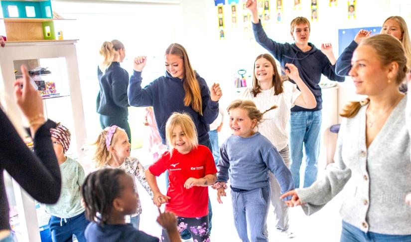 VGS-elever gjennomfører en sangstund sammen med barnehagebarn