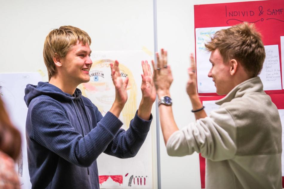 Elever synger i klasserommet