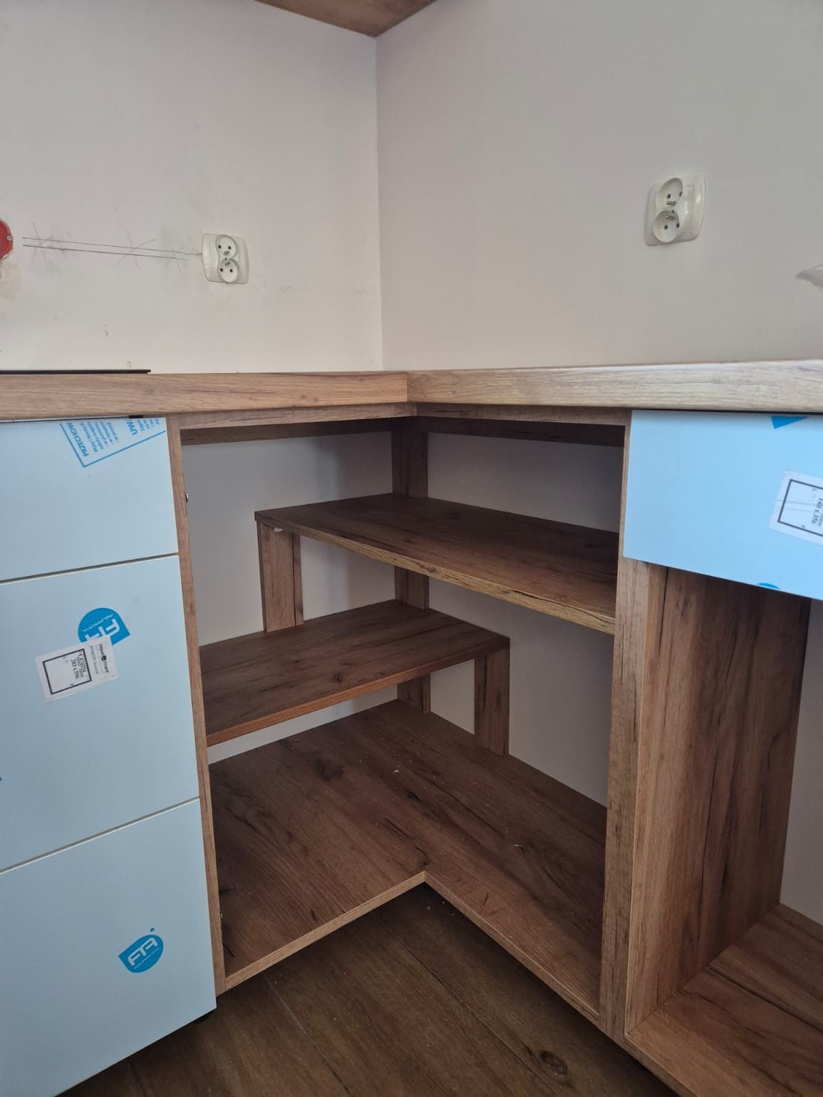 Narożna zabudowa z blatem w dekorze dębu craft – Goleniów