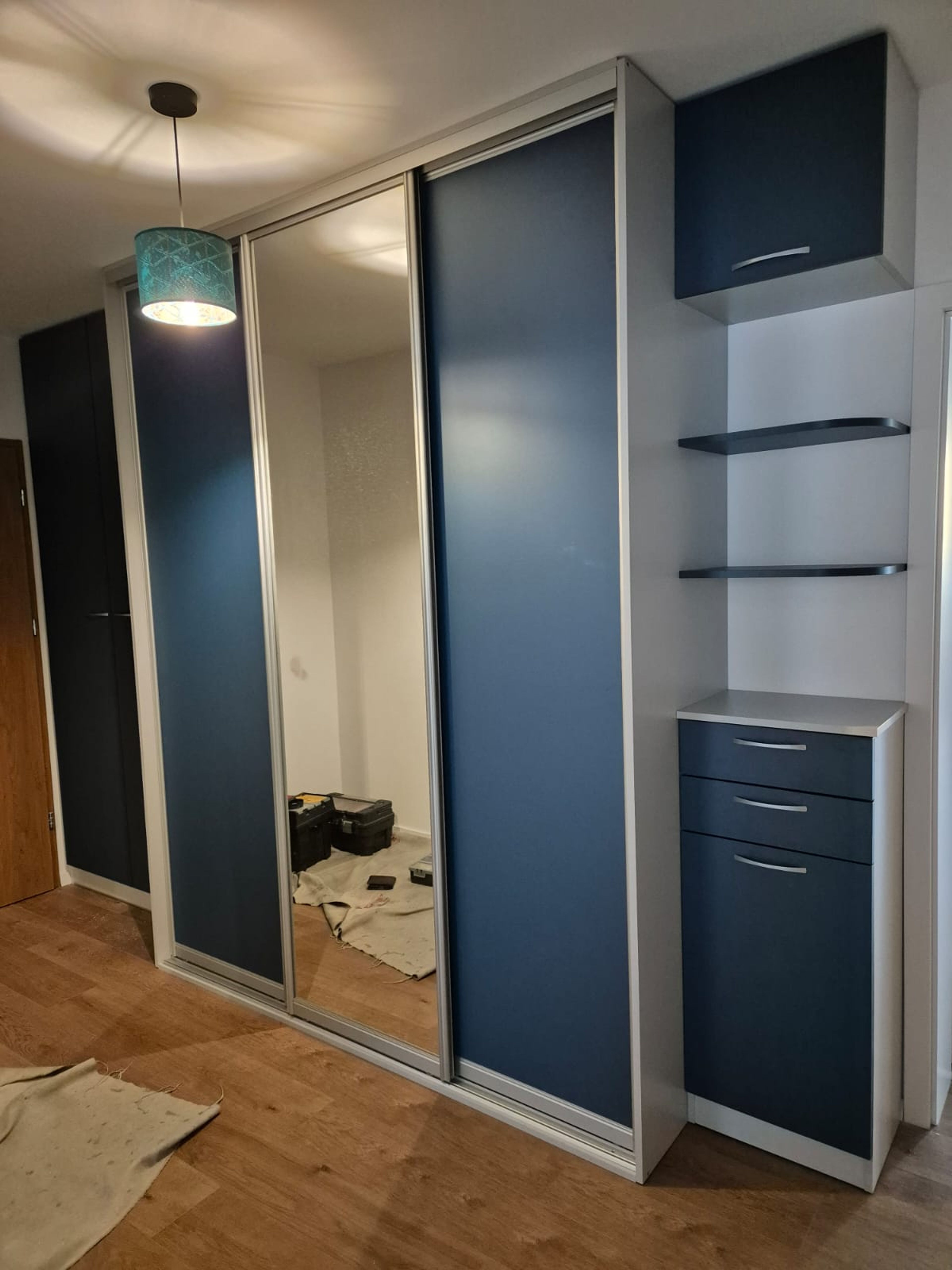 Szafa przesuwna granatowa z lustrzanym skrzydłem w aluminiowej ramie
