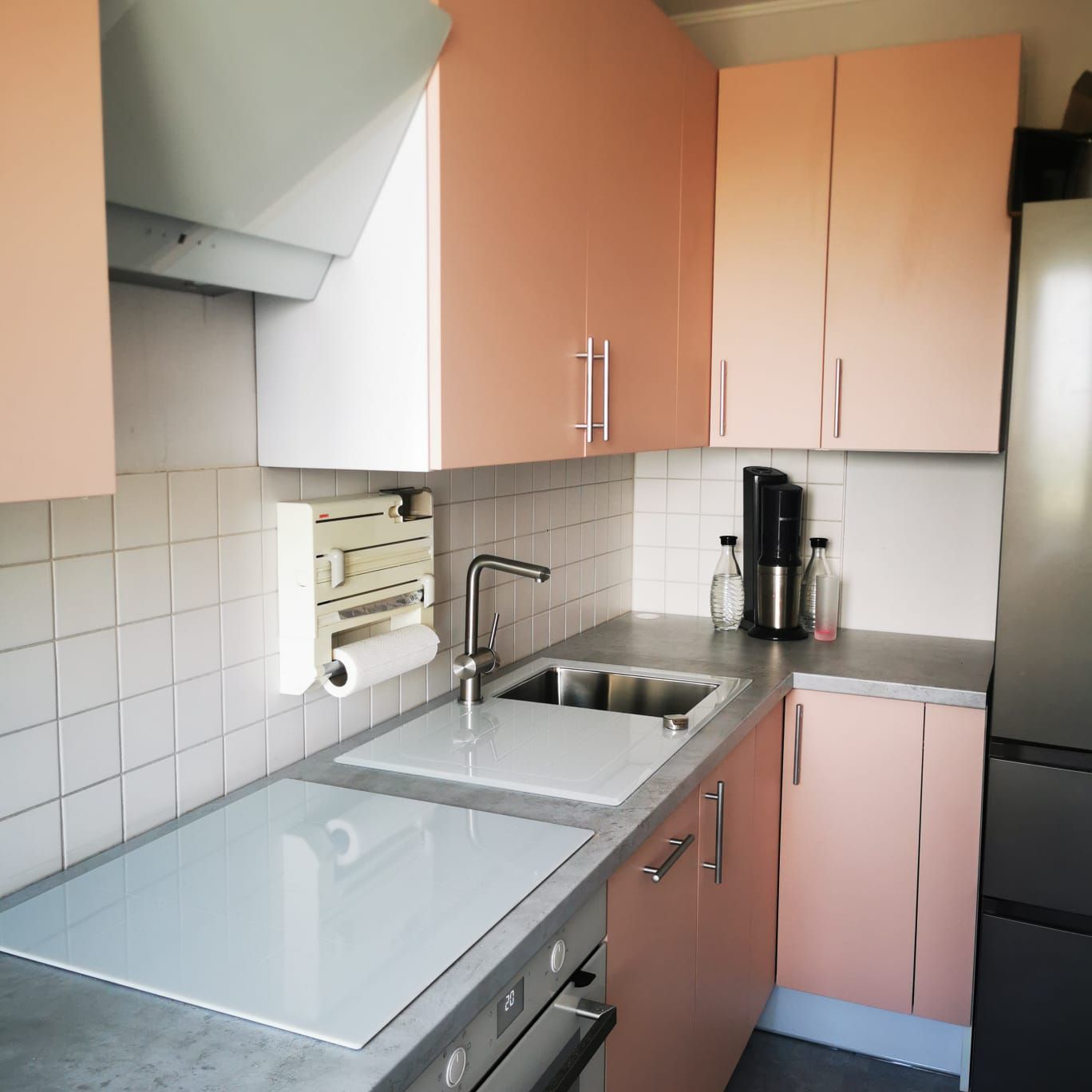 Kuchnia łososiowa narożna ze zlewem wpuszczanym i płytą ceramiczną