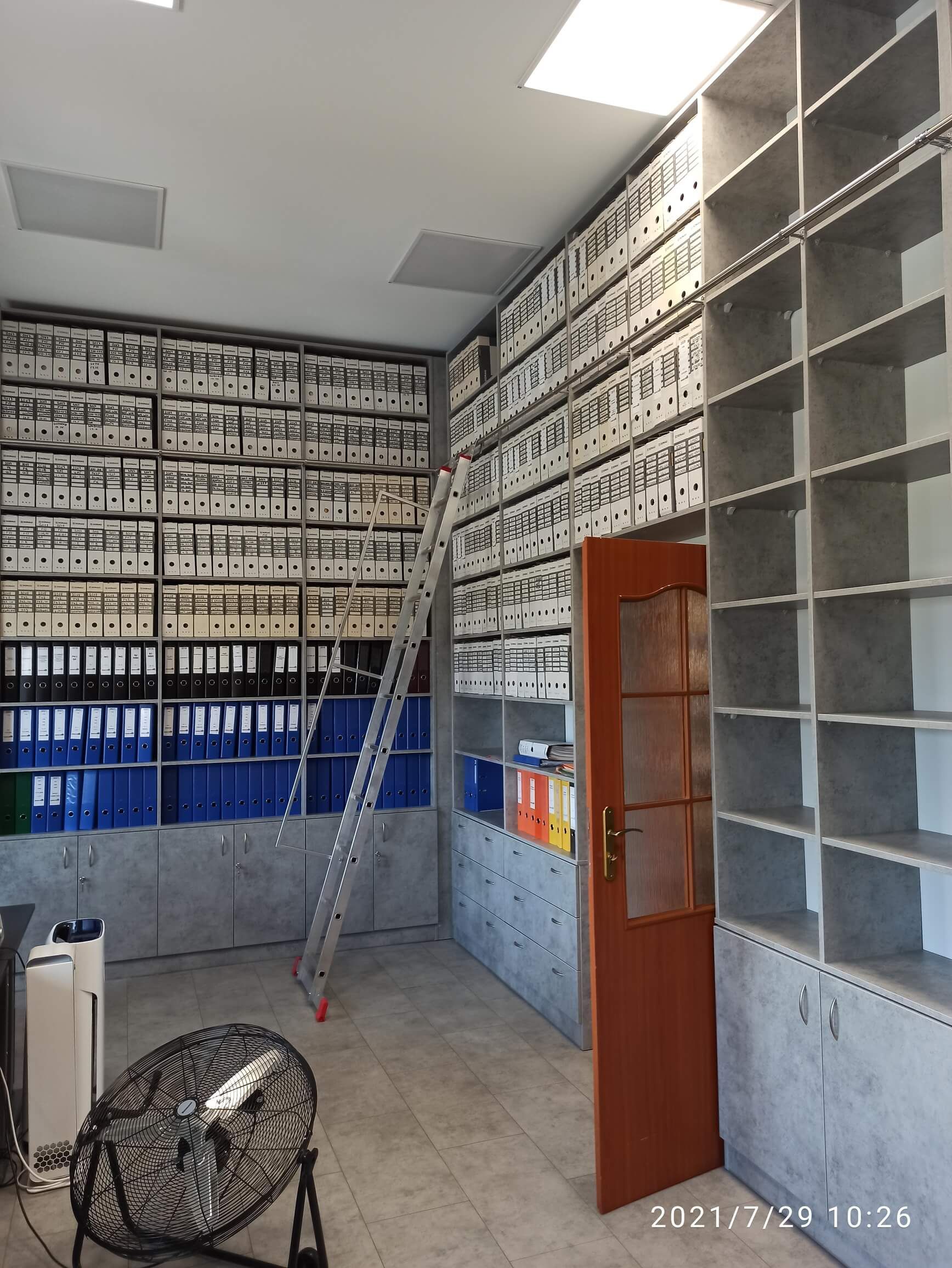 Zabudowa archiwum biurowego, regały do sufitu na segregatory z dolnymi szafkami