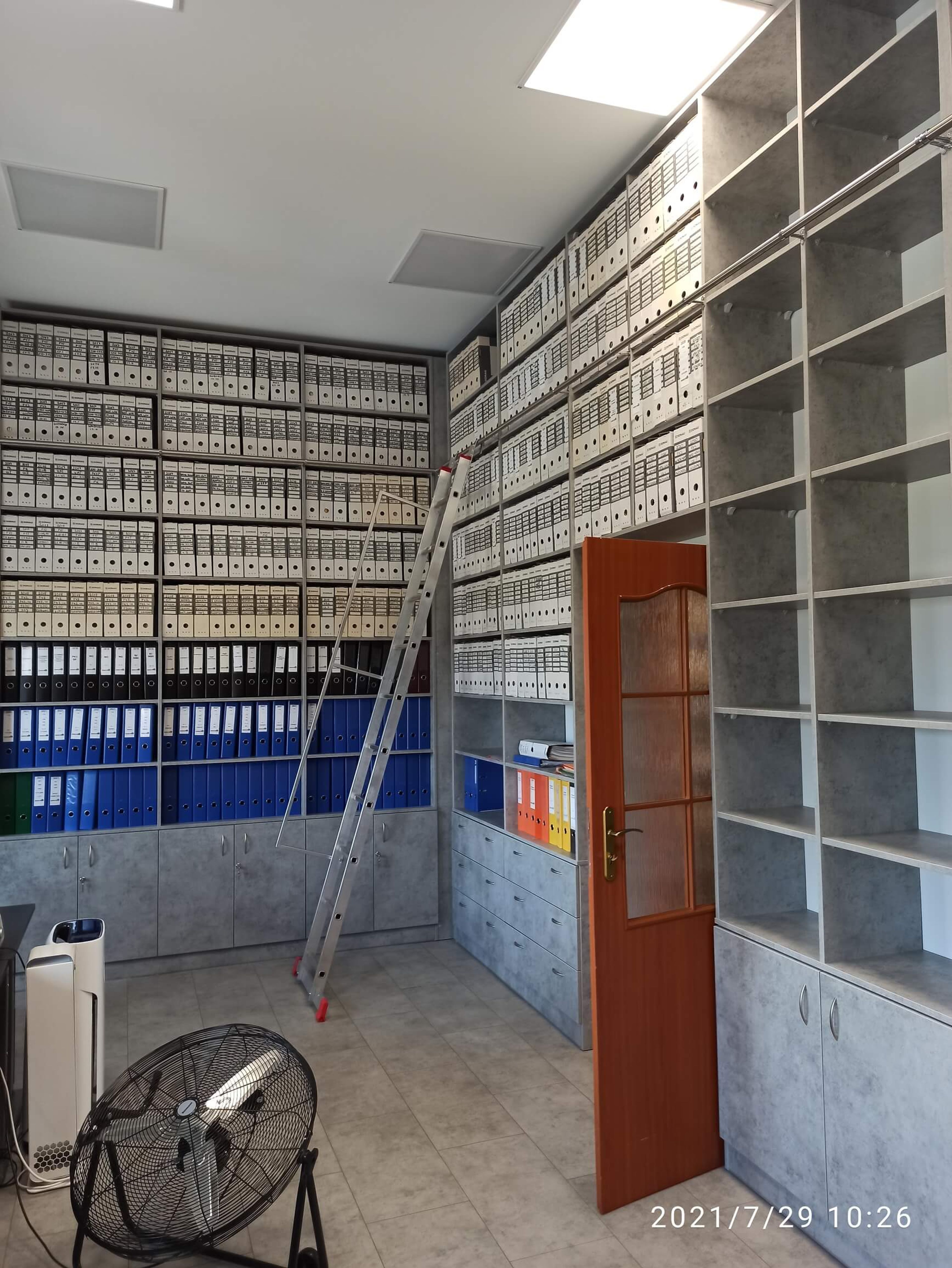 Zabudowa archiwum biurowego, regały do sufitu na segregatory z dolnymi szafkami