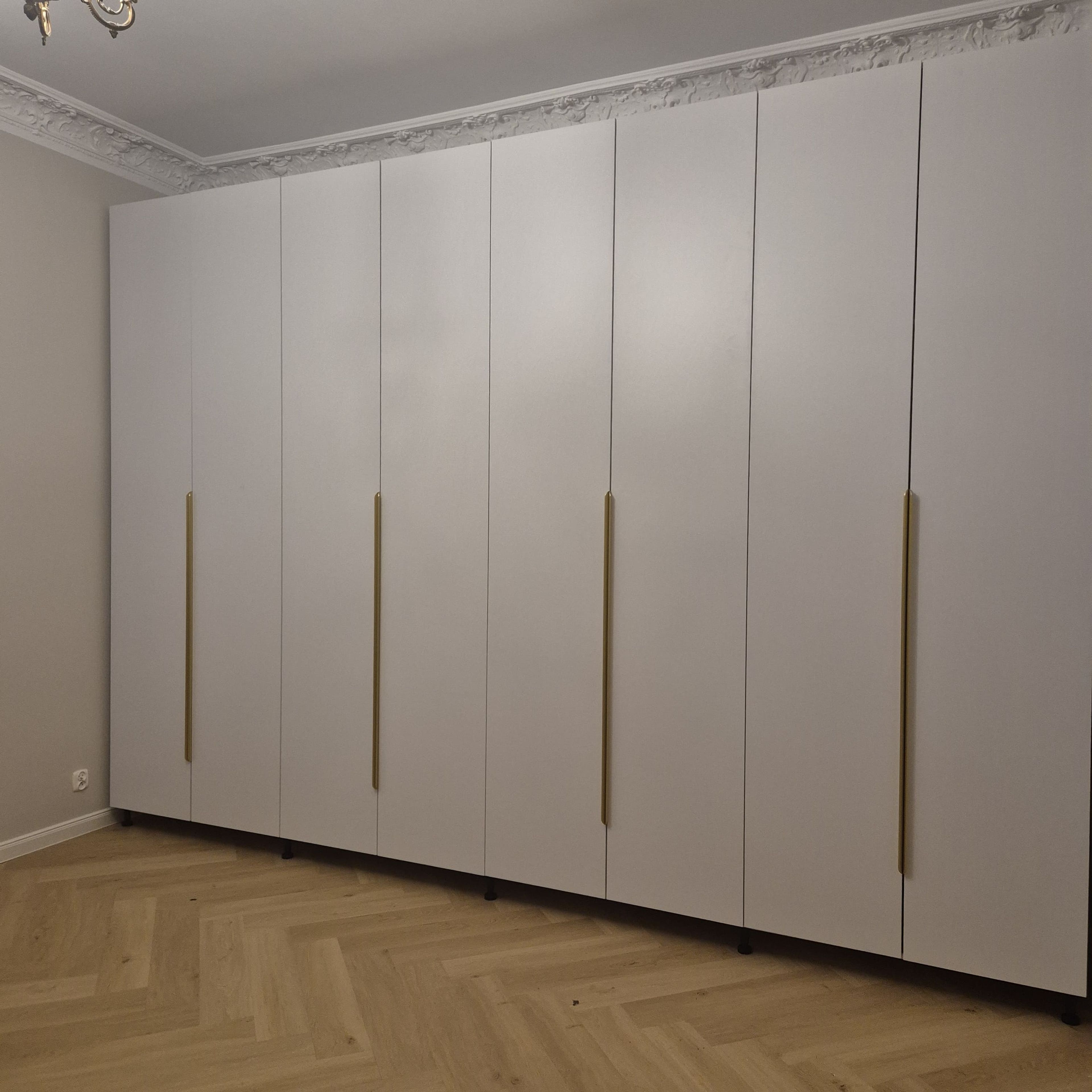 Biała szafa do sufitu ze złotymi uchwytami listwowymi – Szczecin