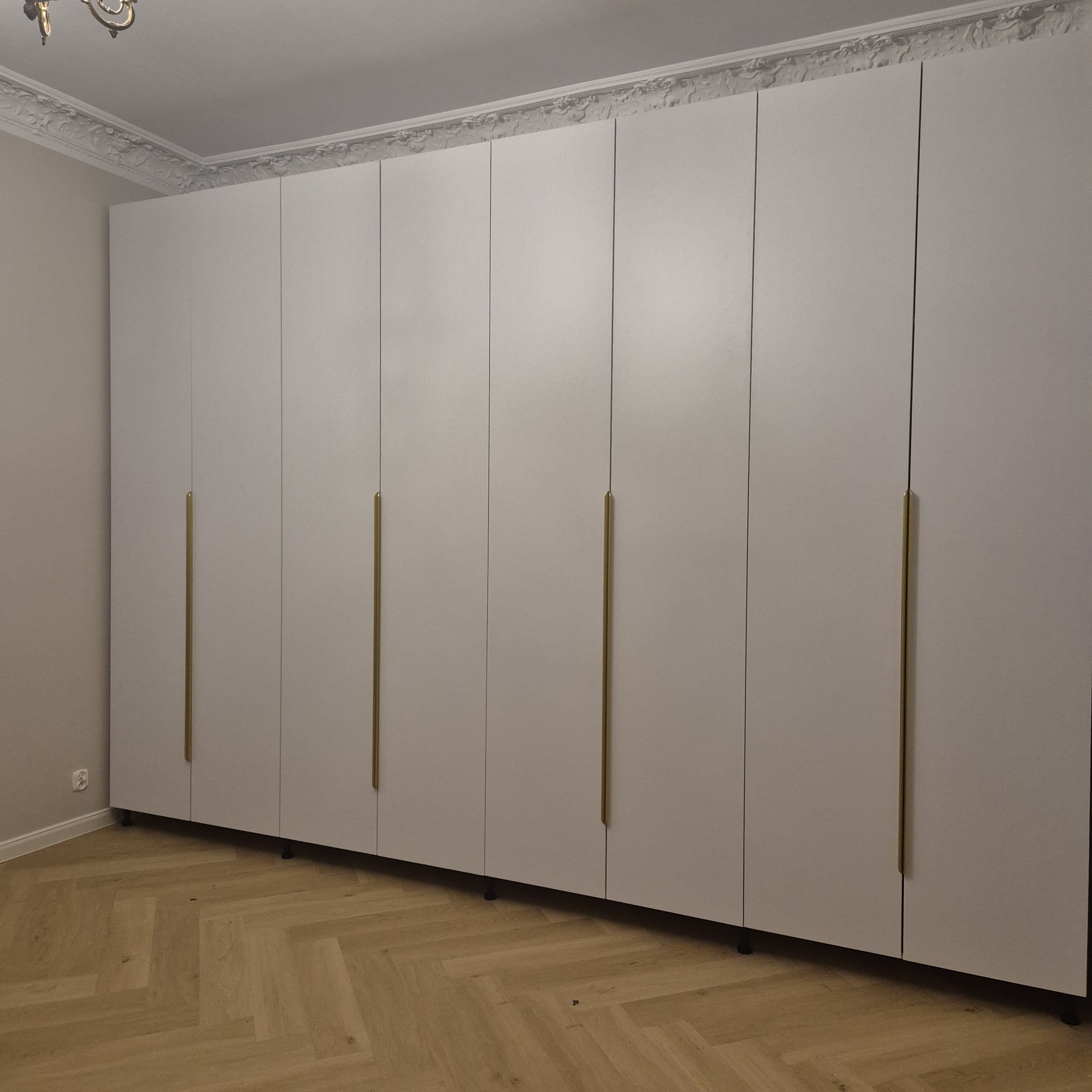 Biała szafa do sufitu ze złotymi uchwytami listwowymi – Szczecin