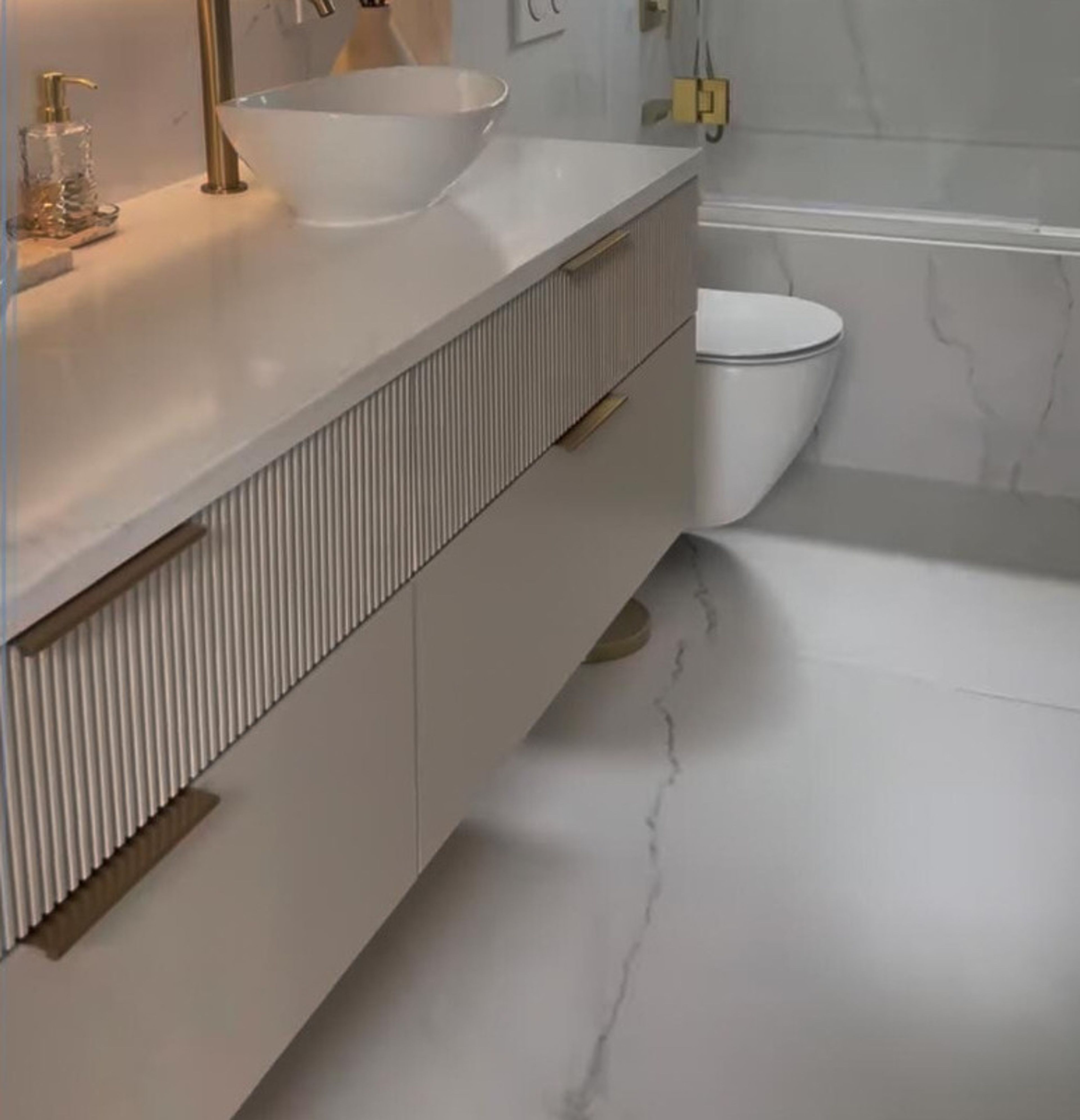 Łazienka glamour z ryflowaną szafką podwieszaną i złotymi dodatkami – Szczecin