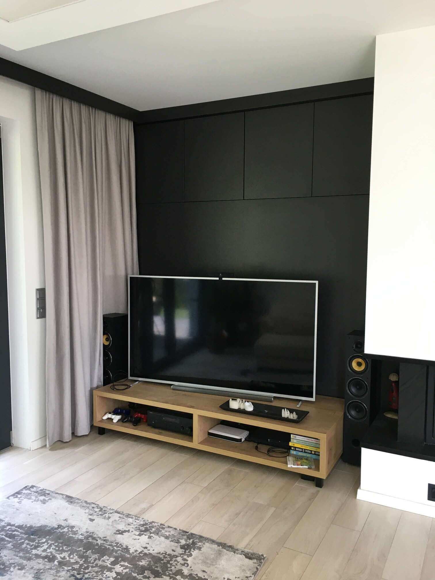 Zabudowa ściany TV — szersze ujęcie salonu z szafką RTV w dekorze dębu