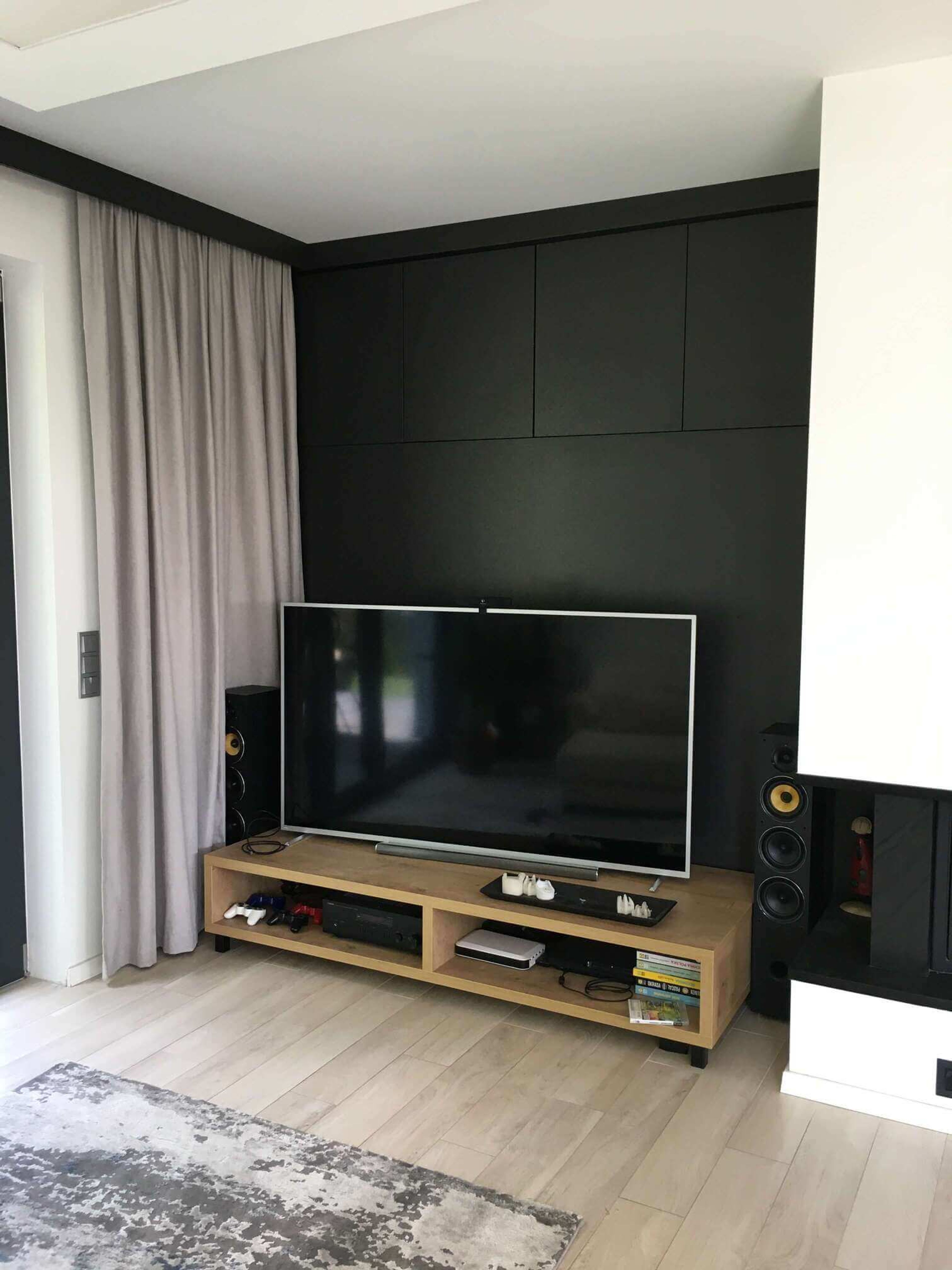 Zabudowa ściany TV — szersze ujęcie salonu z szafką RTV w dekorze dębu