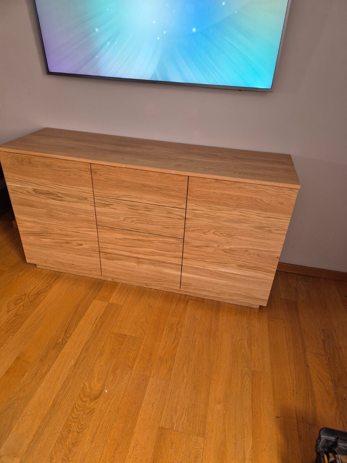 Komoda RTV w dekorze dębu bez uchwytów, fronty push-to-open
