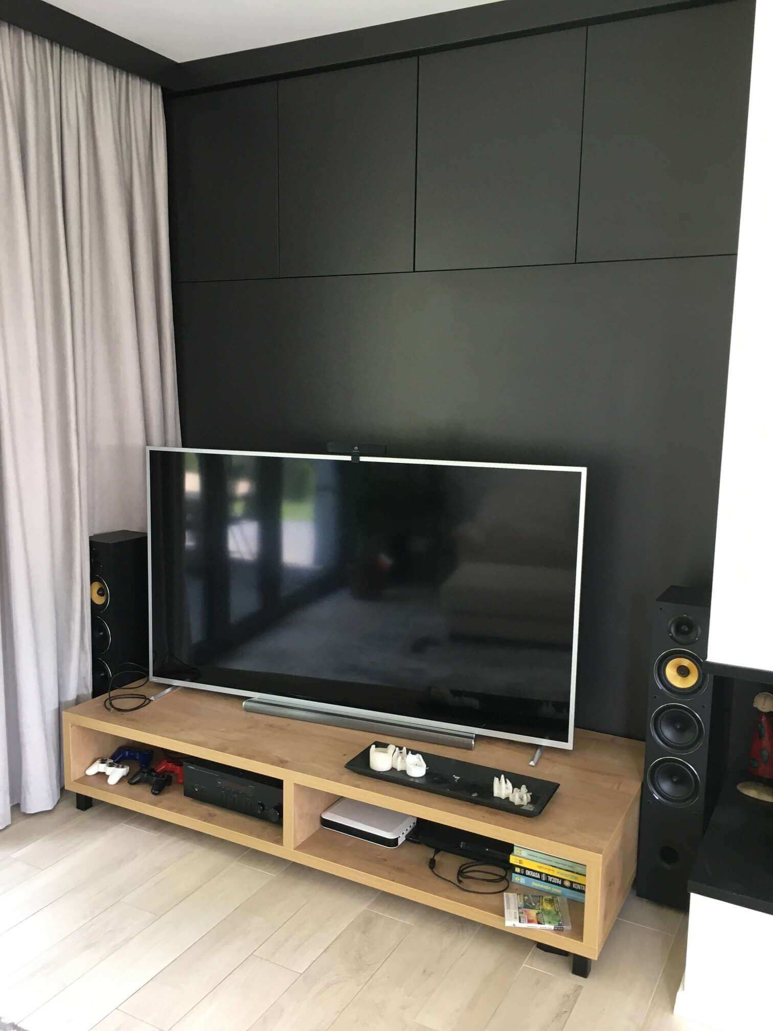 Zabudowa ściany TV na wymiar — górne szafki bezuchwytowe w antracycie i szafka RTV w dekorze dębowym