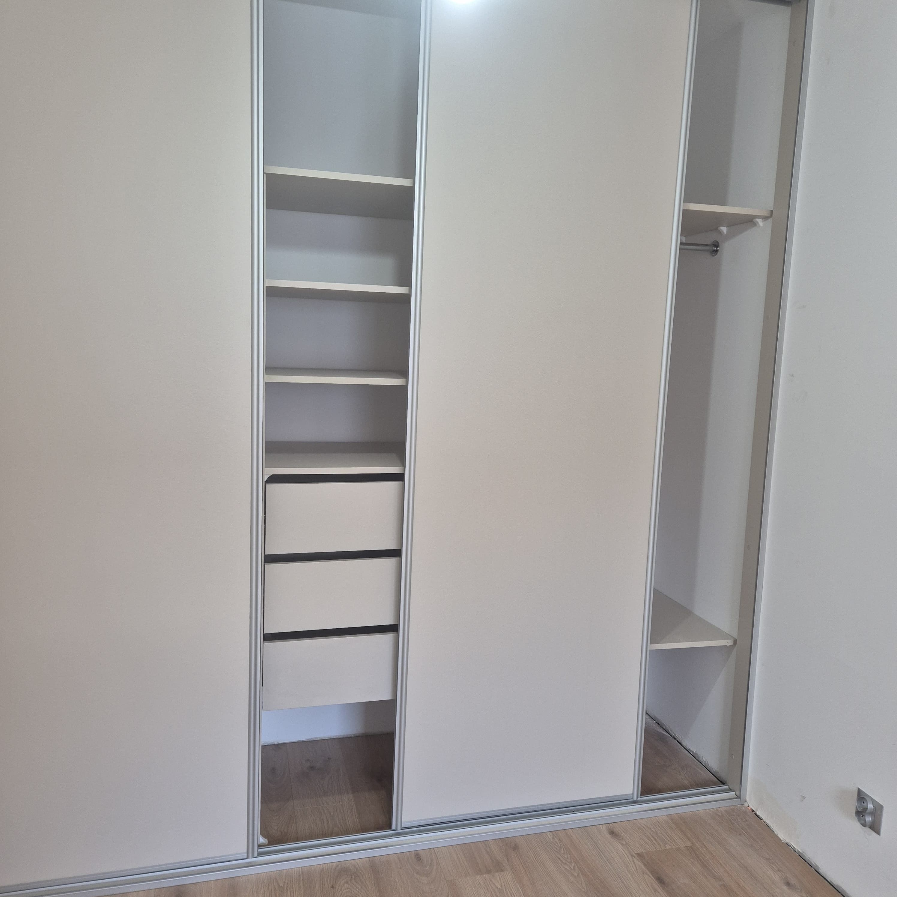 Wnętrze białej szafy przesuwnej z półkami i szufladami – Goleniów