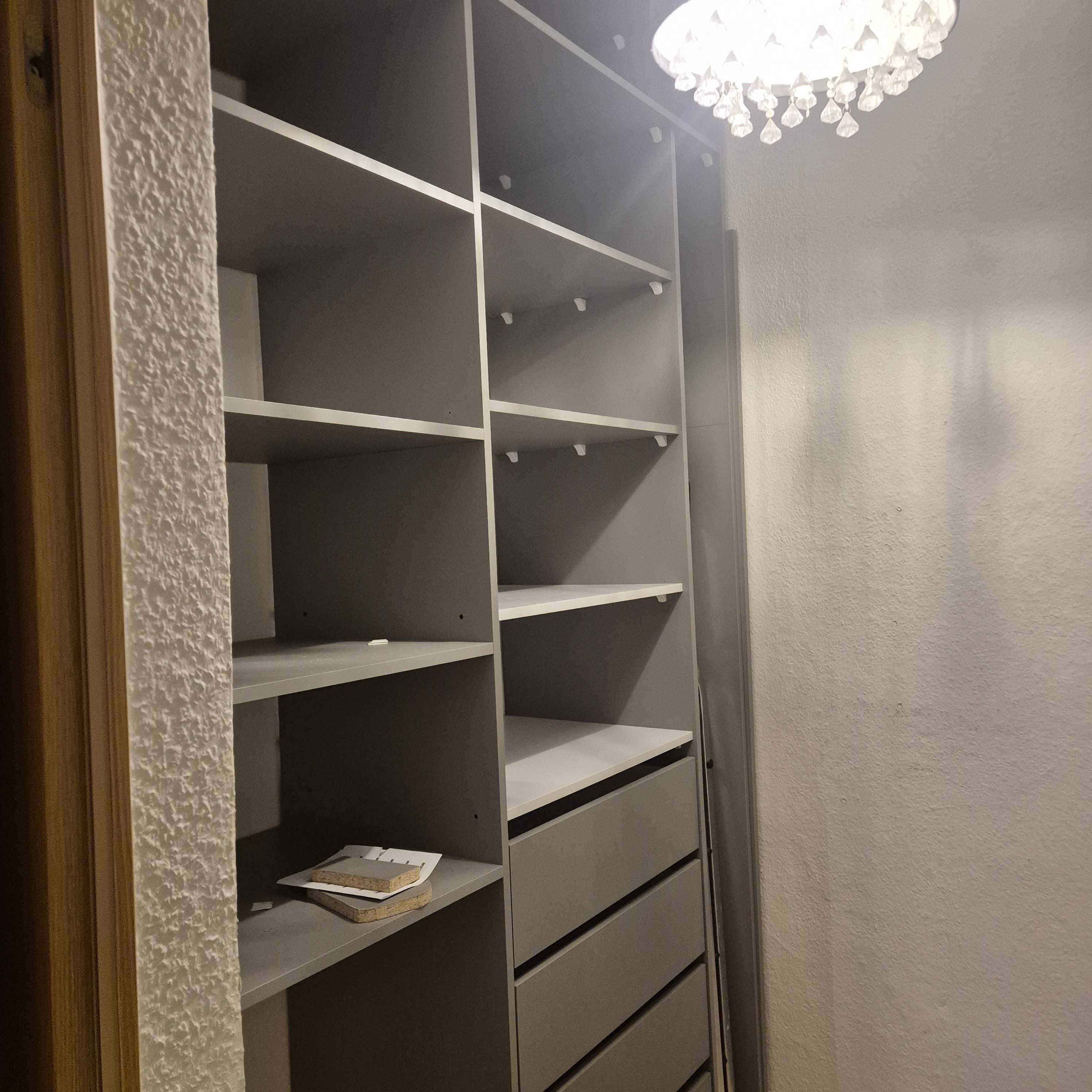 Garderoba na wymiar z otwartymi półkami i szufladami w szarości – Szczecin