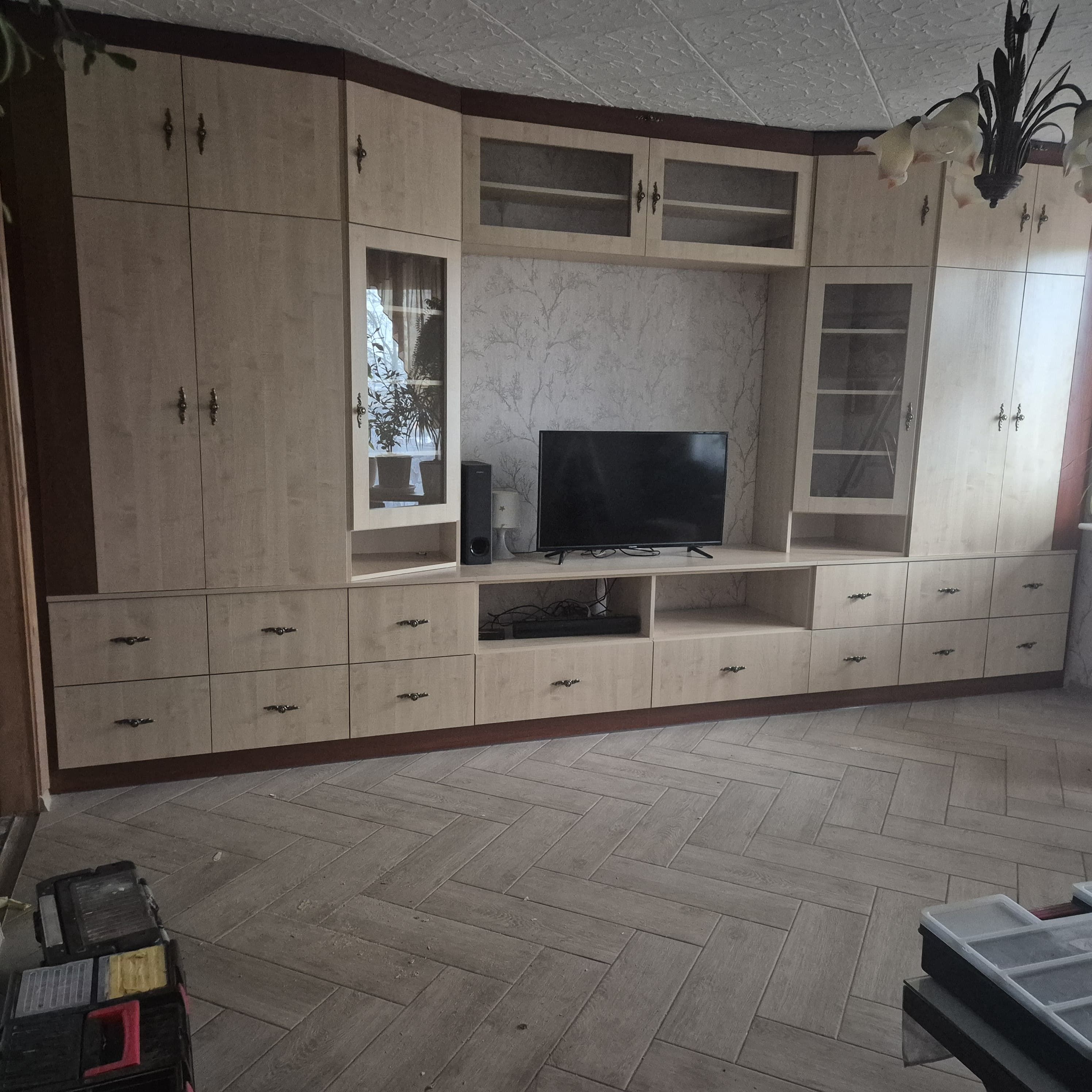 Meblościanka do salonu w jasnym dekorze drewna z witrynami – Goleniów