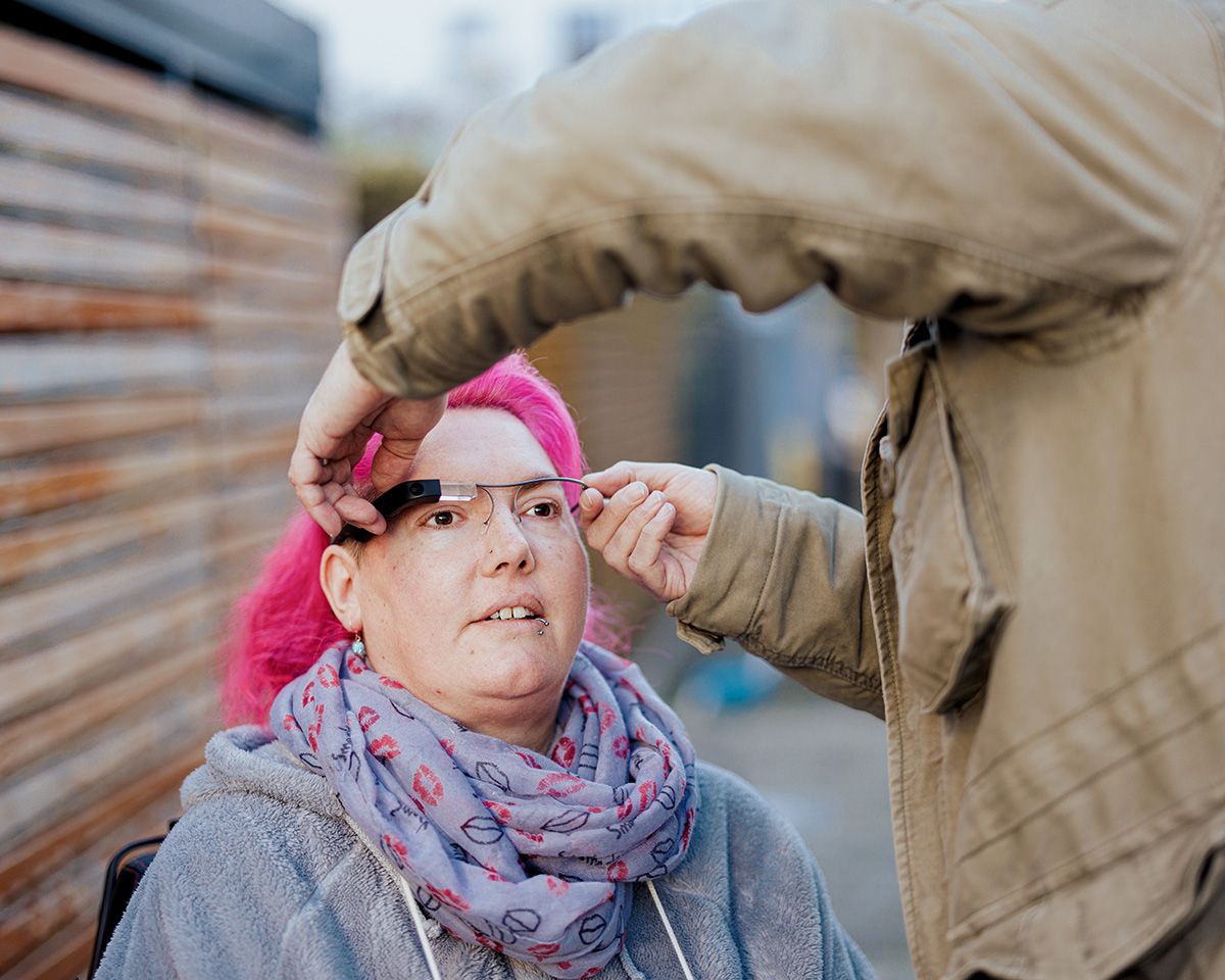 eine Person, die einer munevo-Nutzerin die Smart Glasses aufsetzt
