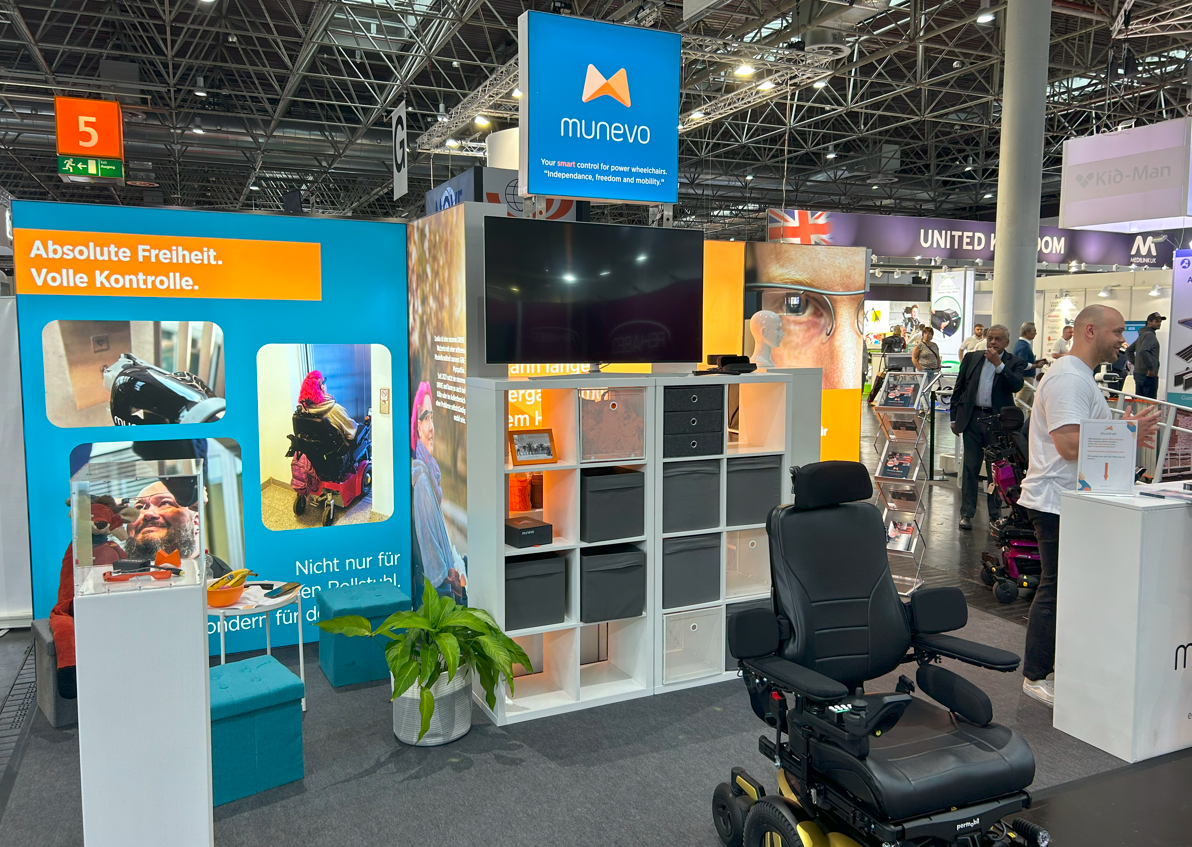 munevo Rollstuhlsteuerung auf einer Messe