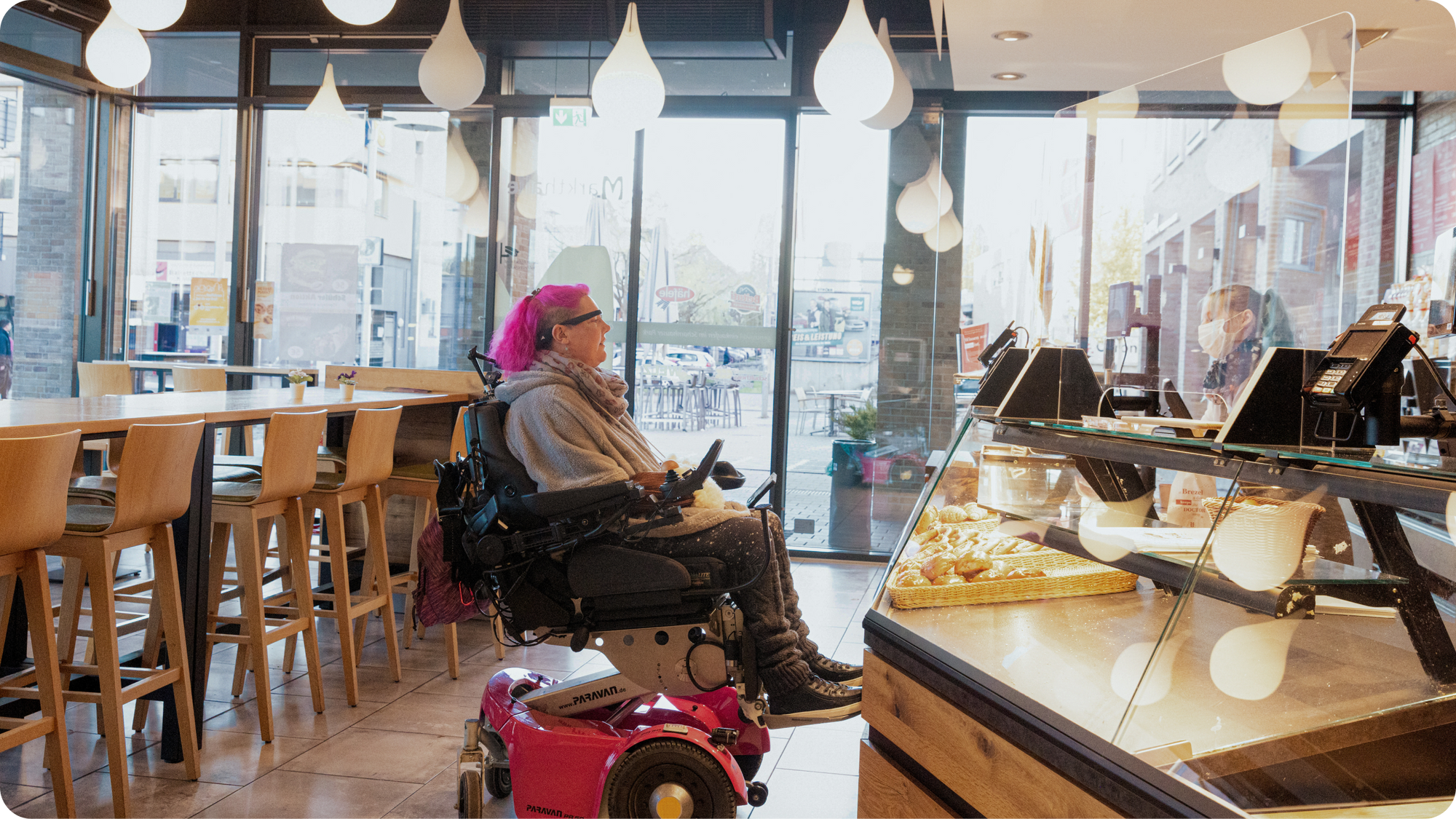 Saskia bestellt etwas in einer Bäckerei