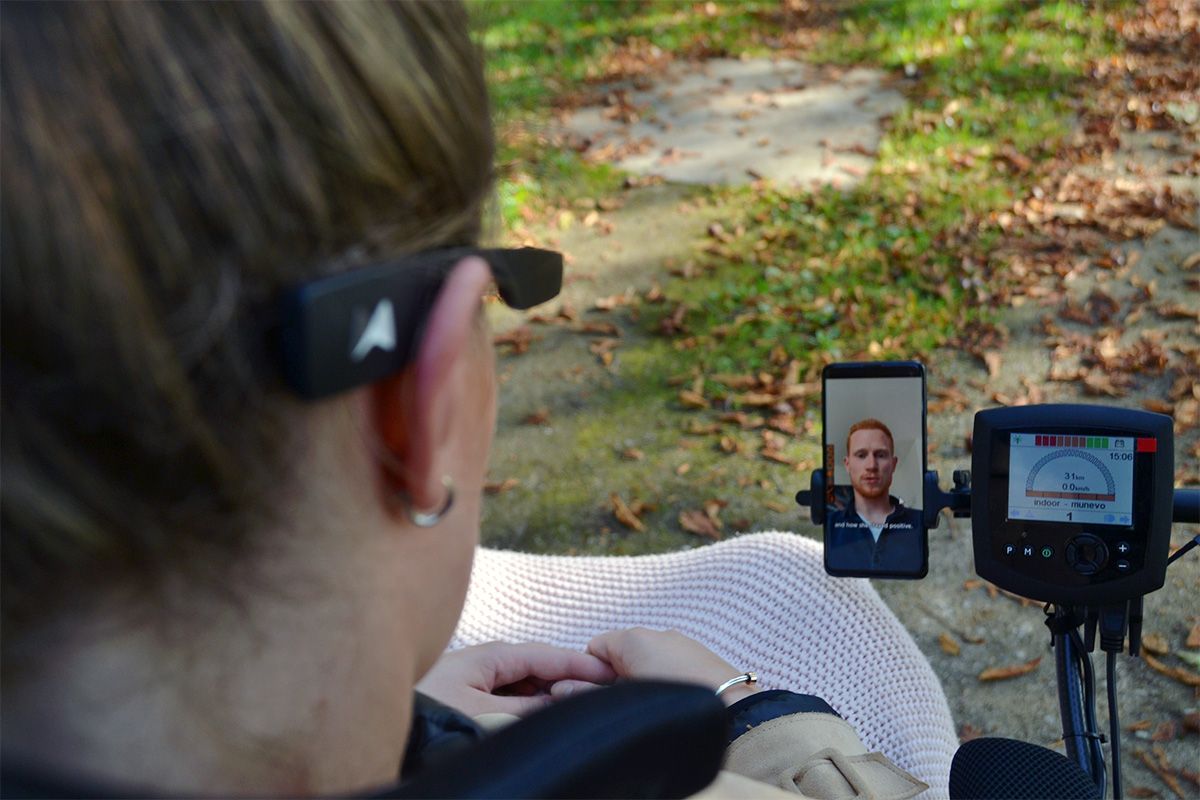 munevo-Nutzerin im Videogespräch mit jemandem auf ihrem Smartphone 