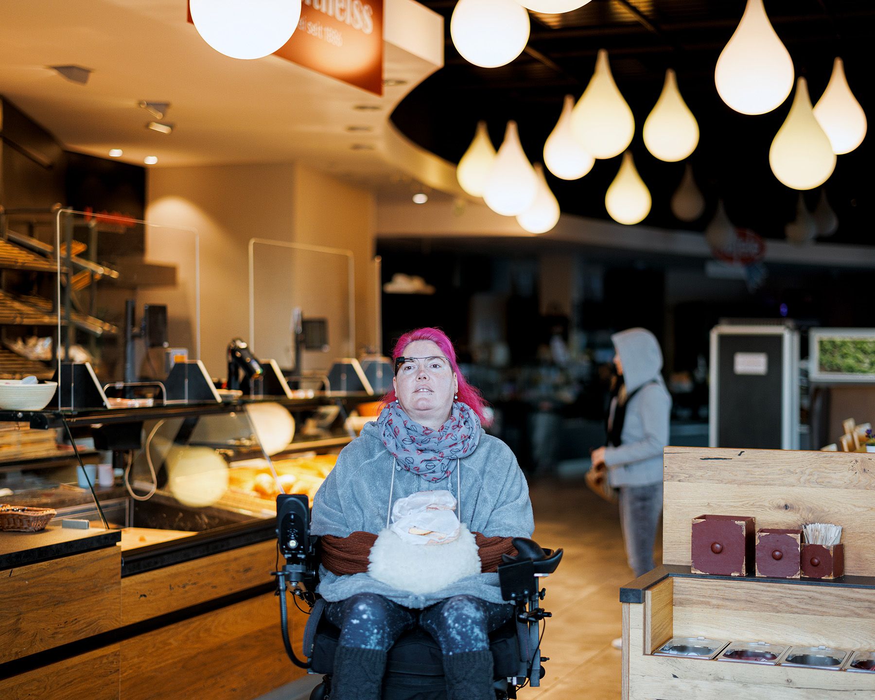 munevo user (Saskia) grabbing take-out at a restaurant using munevo drive