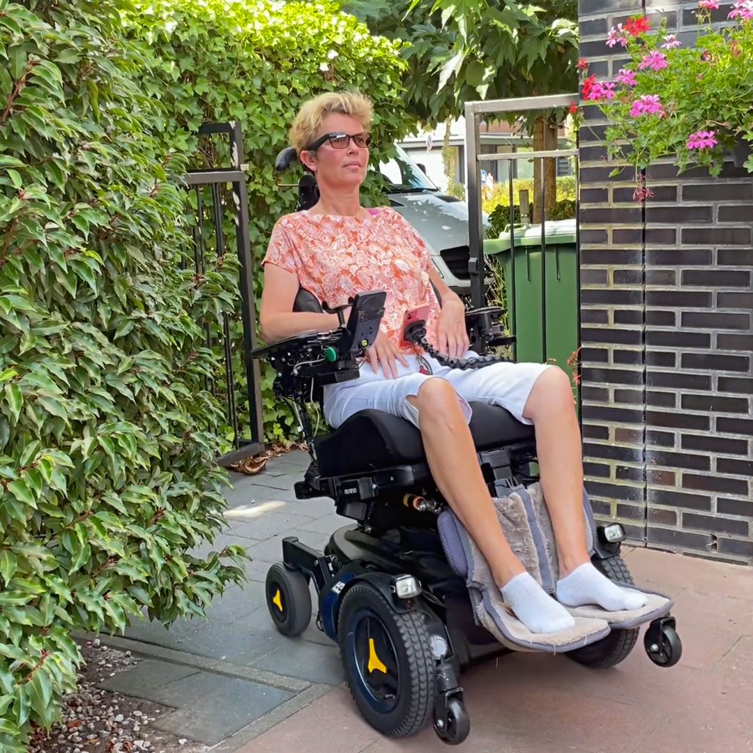 Christien benutzt munevo DRIVE in ihrem Vorgarten