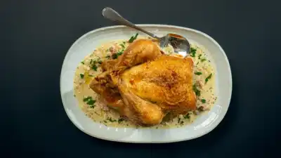 Hel, ovnsbakt kylling med bacon, estragon og crème fraîche-saus