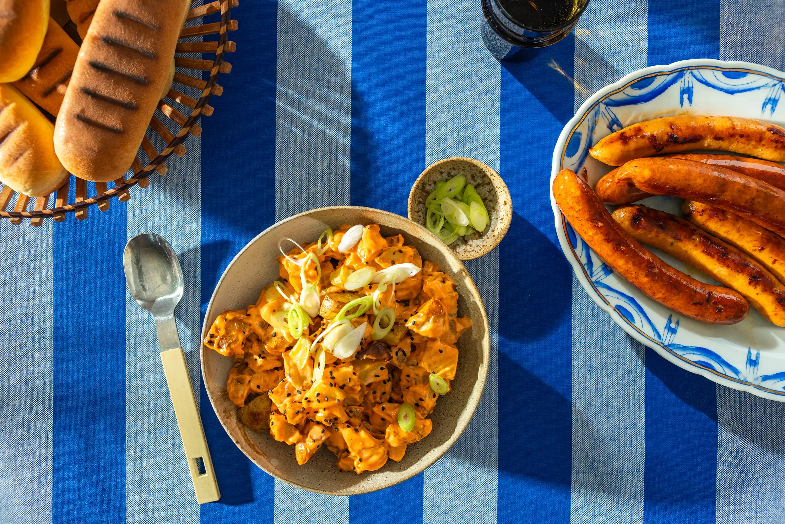 Pølser med koreansk potetsalat/gochujang-potetsalat