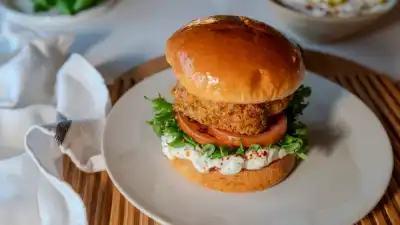Supersprø kyllingburger med fetadip
