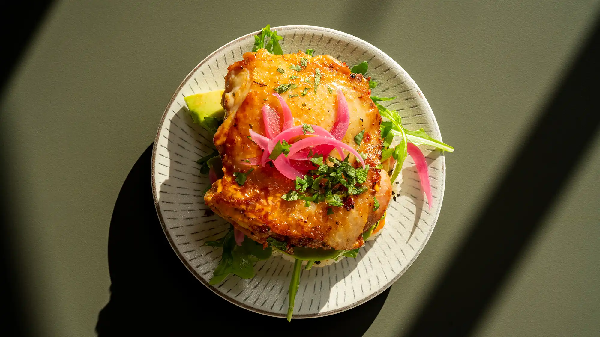 Kyllingburger med sprøstekt ris