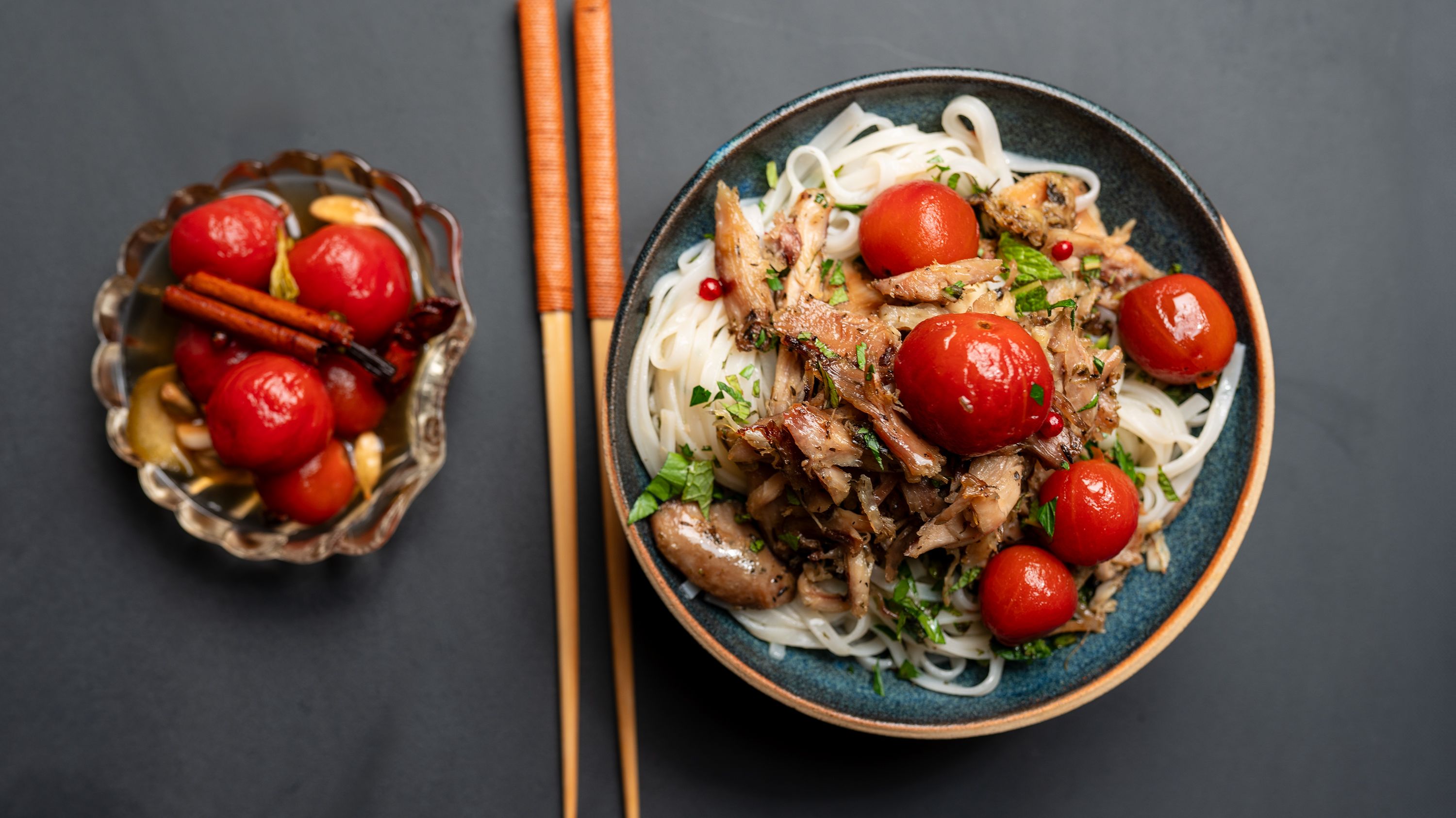 Kyllingconfit med risnudler og syltede cherrytomater