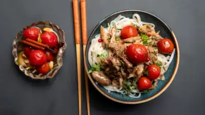 Kyllingconfit med risnudler og syltede cherrytomater