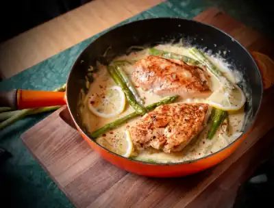 Sitronkylling med asparges og kremet parmesansaus