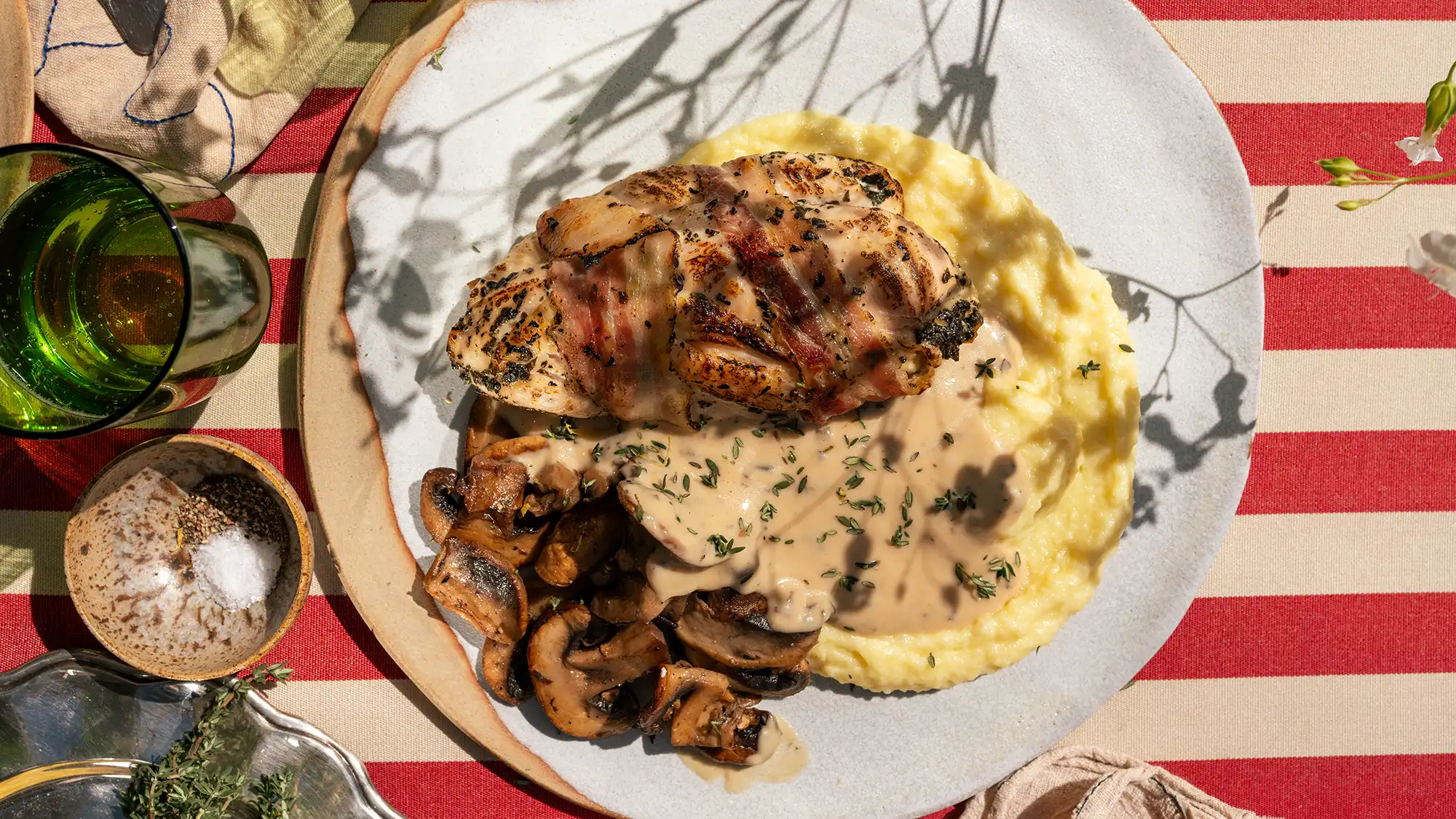 Pancetta-kylling med soppsaus