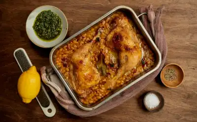 One-pan-sprø kylling med bønner og pistasjpesto