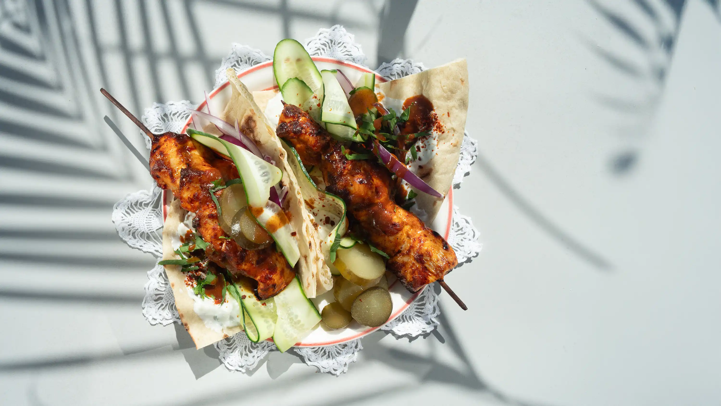 Kyllinggrillspyd med tzatziki i pita