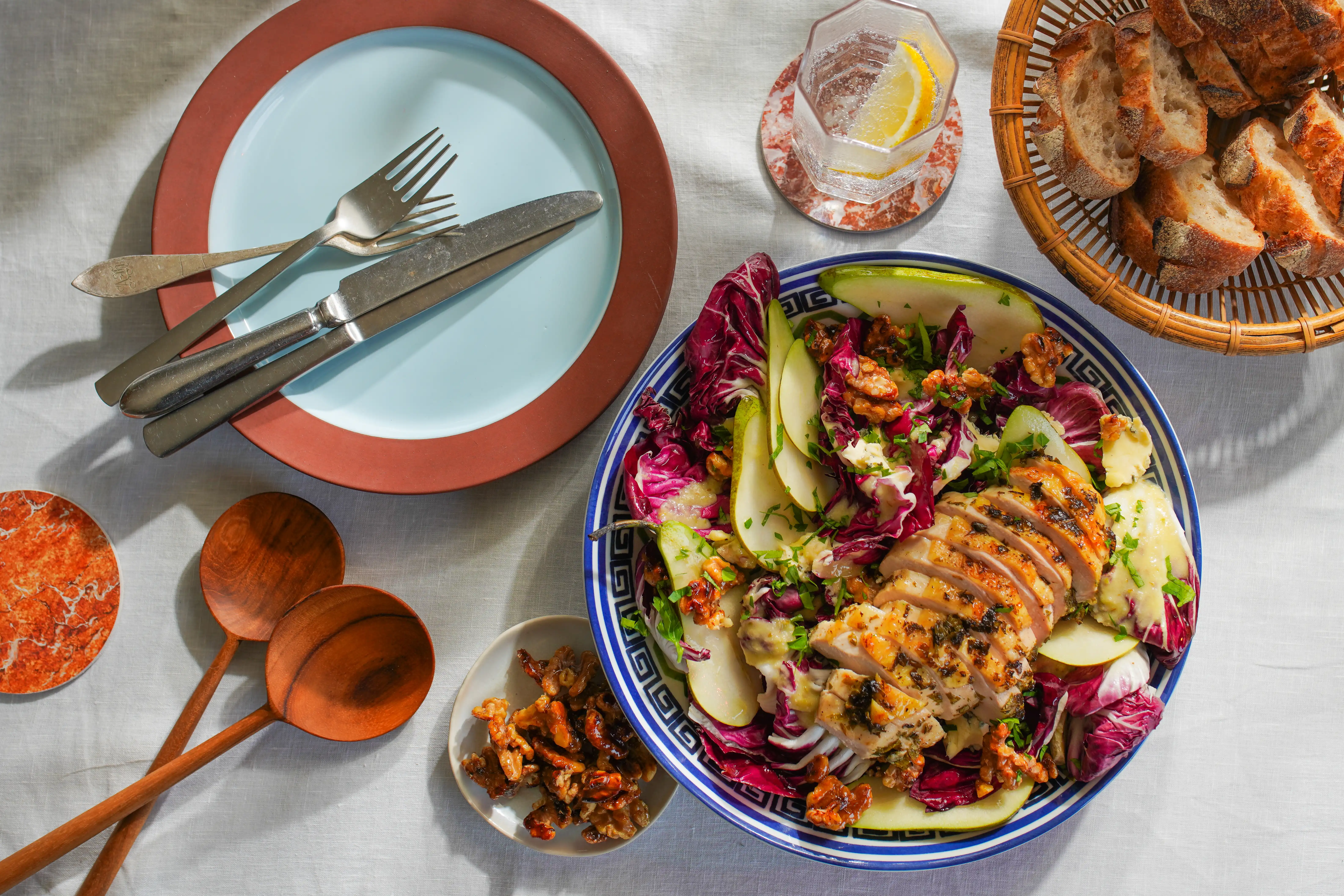 Grillet kyllingbryst og salat med pærevinaigrette